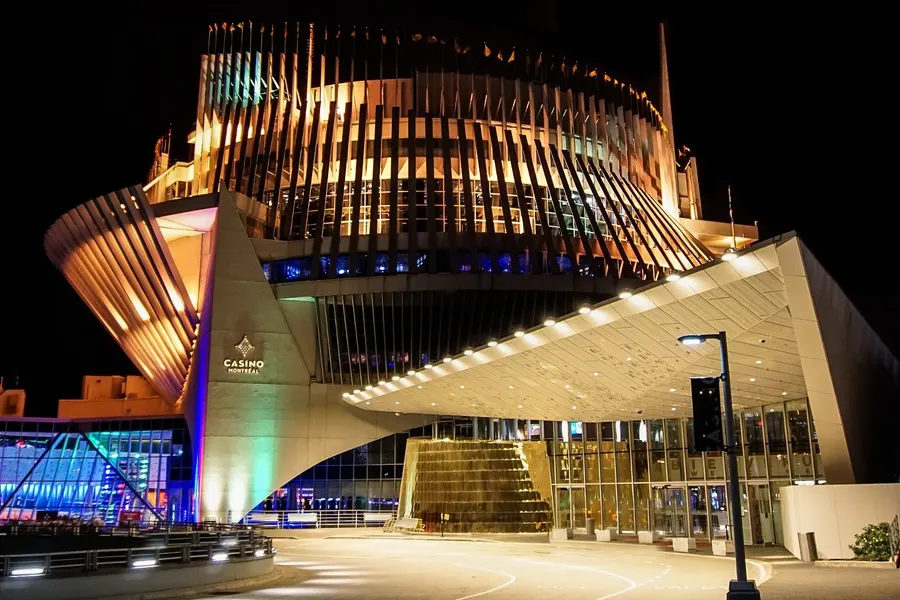 L'entrée du Casino de Montréal sous son auvent, le soir
